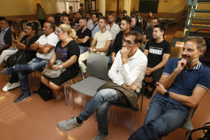 Decenas de gitanos asistieron ayer a la presentación de los cursos en el Casal Cívico de la Mariola.