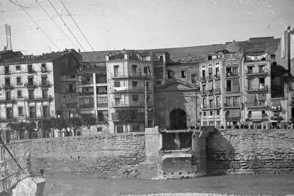 Los restos del puente medieval, ya inexistente, desde Cappont.