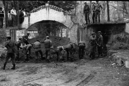 Un exèrcit de voluntaris netejant llot