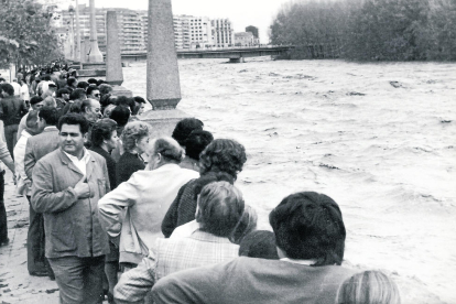 Centenars de persones a la Banqueta. Centenars de persones es van atansar a la Banqueta de Lleida per observar l'augment de cabal del riu Segre