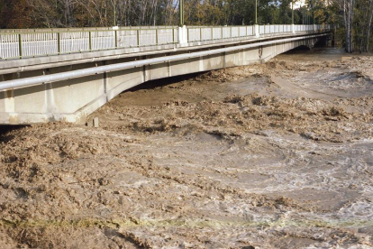 Punt d'inflexió. La riuada del 1982 va suposar un punt d'inflexió en la relació quetenia la ciutat de Lleida amb el riu. Va ser llavors quan es va planificar la canalització del Segre