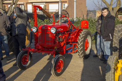 Una quinzena de tractors i maquinària antiga es va exhibir a la partida de Llívia, en el primer acte de Sant Antoni Abat.