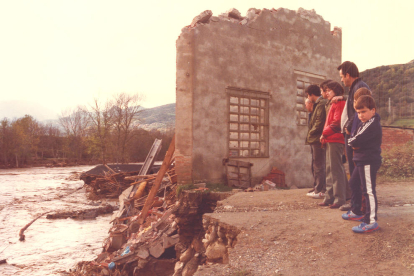 El Pont de Bar, arrossegat. El riu es va emportar la meitat de cases del poble del Pont de Bar, a l'Alt Urgell, que va haver de reconstruir-se a pocs metres