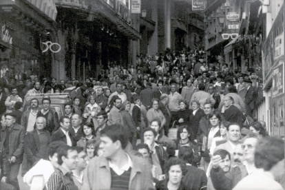 Una multitud es va concentrar al carrer Cavallers de Lleida mirant a la zona del riu davant la insòlita pujada del nivell de l'aigua, que va causar grans destrosses a la capital