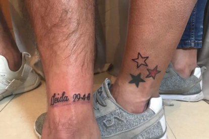 César Candanedo i ‘Xixi’ Creus, amb els seus tatuatges.