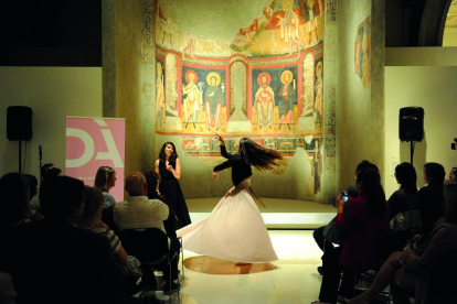 El Dansàneu ‘baila’ en el MNAC ante los frescos de Sant Pere del Burgal