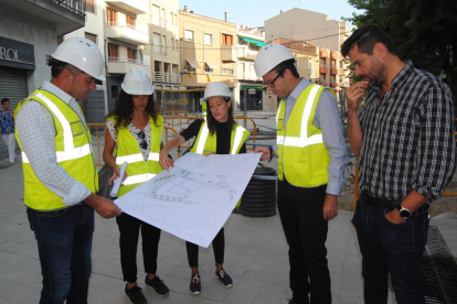Cristina Clotet y Esther Gatnau, responsables del proyecto, explican los detalles al alcalde y ediles.