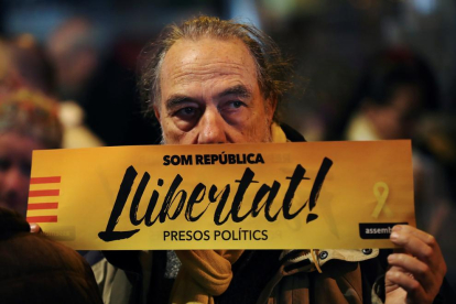 Un ciutadà en una protesta per demanar la posada del llibertat de Junqueras, Forn i els 'Jordis'.