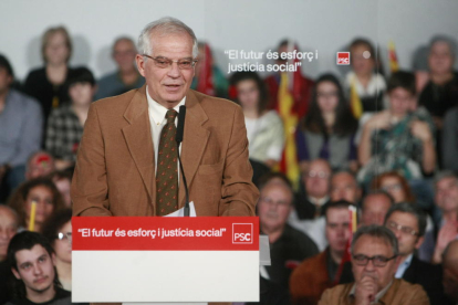 Josep Borrell, en un mitin electoral en la Llotja de Lleida en el año 2011.