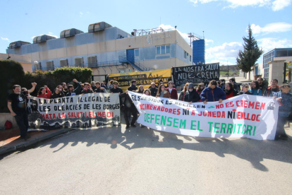Manifestación ante la planta cerrada de Tracjusa en Juneda.