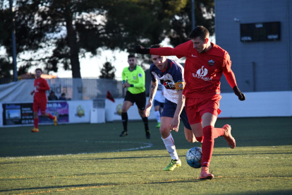 Dos jugadors es disputen una pilota en una jugada del partit que va enfrontar l’Alpicat i el Sant Ildefons.