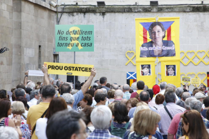 Los “cantaires” se reúnen en la plaza Paeria para exigir la libertad de los presos políticos.