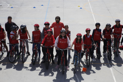 Escobar enseña el buen uso de la bicicleta en la Escola Riu Segre