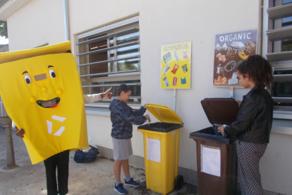 La mascota de la campaña, al lado de los puestos de reciclaje. 