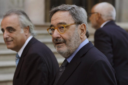L’expresident de Catalunya Caixa Narcís Serra i el seu advocat, Pau Molins, ahir a Barcelona.