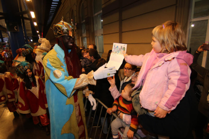 Una niña entrega su carta al rey Baltasar a última hora.