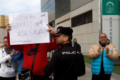 Manifestantes en los juzgados de Almería pidiendo justicia.