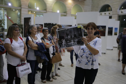 La directora de la Biblioteca Pública de Lleida, Antònia Capdevila, mostrando una foto de la antigua maternidad, ayer.