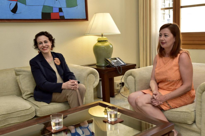 La ministra de Trabajo, Magdalena Valerio, ayer con la presidenta de Baleares, Francina Armengol.