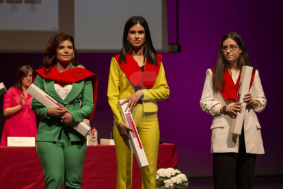 La sala Ricard Viñes de la Llotja de Lleida va acollir l'acte acadèmic d'entrega d'orles als graduats i graduades de la Facultat de Dret, Economia i Turisme de la Universitat de Lleida