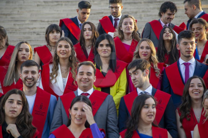 La sala Ricard Viñes de la Llotja de Lleida acogió el acto académico de entrega de orlas a los graduados y graduadas de la Facultad de Derecho, Economía y Turismo de la Universitat de Lleida