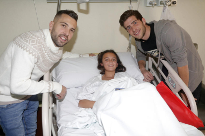 Messi i Luis Suárez, el directiu Jordi Mestre i pares i nens ahir durant la visita de jugadors del FC Barcelona a hospitals infantils.