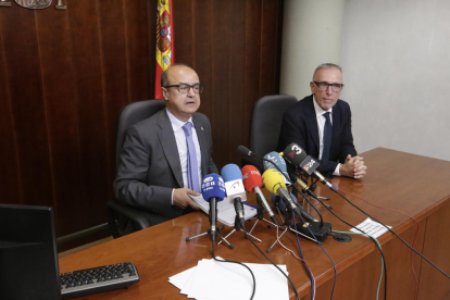 El presidente del TSJC (izquierda) y el de la Audiencia de Lleida, ayer en rueda de prensa. 