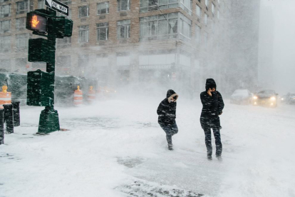 Peatones caminan en plena tormenta de nieve en la ciudad de Nueva York.
