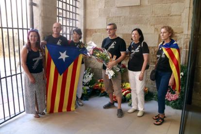 Membres de l'ANC de Lleida abansde dipositar l'ofrena floral al Roser amb motiu de l'Onze de Setembre.