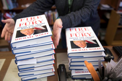 Exemplars del polèmic llibre ‘Fire and Fury’.