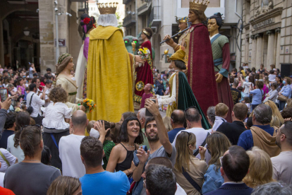 Centenars de veïns de Lleida omplen la plaça Paeria en la cinquena jornada festiva, que va comptar amb tronada, pregó i cercavila