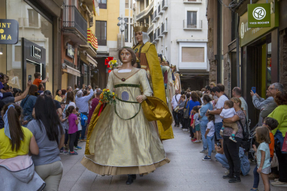 Centenars de veïns de Lleida omplen la plaça Paeria en la cinquena jornada festiva, que va comptar amb tronada, pregó i cercavila