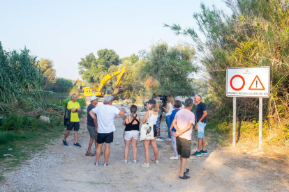 Un grup de veïns va paralitzar ahir unes hores la demolició del pas del riu Segre entre la partida de Butsènit de l'Horta de Lleida i Montoliu i en va reclamar un altre d'alternatiu per no haver de fer una volta de 15 quilòmetres per creuar