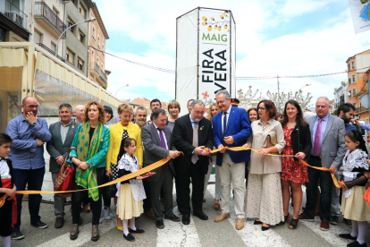 En el centro, Jusèp Boya, director de Patrimonio Cultural, y el alcalde, Joan Ubach, en la inauguración.