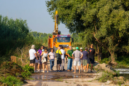 Un grup de veïns va paralitzar ahir unes hores la demolició del pas del riu Segre entre la partida de Butsènit de l'Horta de Lleida i Montoliu i en va reclamar un altre d'alternatiu per no haver de fer una volta de 15 quilòmetres per creuar