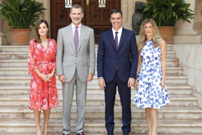Els reis van posar ahir amb Pedro Sánchez i la seua esposa abans de dinar junts a Marivent.