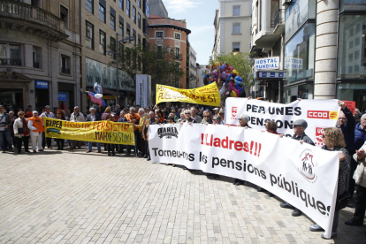 Concentración de la Marea Pensionista de Lleida, ayer, en la Plaza Sant Joan.