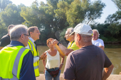 Un grupo de vecinos paralizó ayer unas horas el derribo del paso del río Segre entre la partida de Butsènit de l'Horta de Lleida y Montoliu y reclamar otro alternativo para no tener que dar una vuelta de 15 kilómetros para cruzar