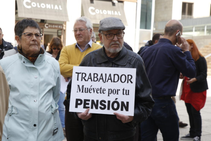 Concentración de la Marea Pensionista de Lleida, ayer, en la Plaza Sant Joan.