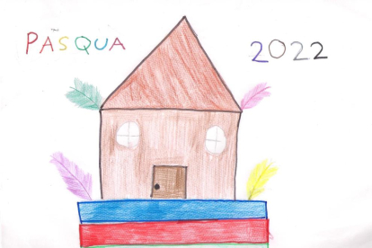 La Lucia de 8 anys ha dibuixat la seva mona amb un casa tota de xocolata i moltes plomes.