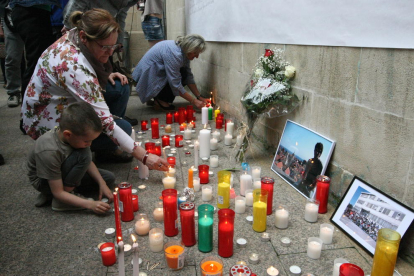 Homenatge a Abel Martínez organitzat per docents a la plaça de la Paeria el 2015.