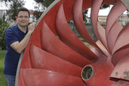 Marc Miret, quinta generación de su familia en Camarasa, junto a una antigua turbina de la central.