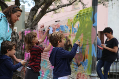 Centenars de persones van recórrer els carrers de Penelles per veure els murals i participar en tallers.