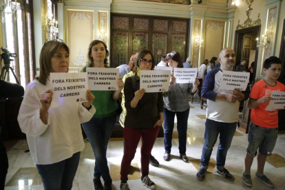 La plataforma Lleida Lliure del Franquisme protestó en el pleno.