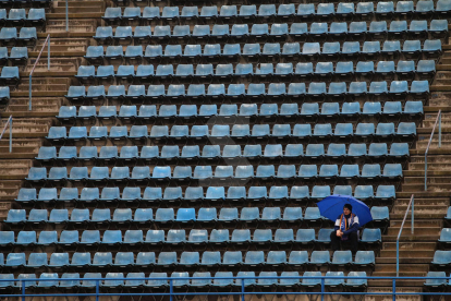 La solitud d'un espectador entre tanta grada buida reflecteix l'aspecte desolat ahir de l'estadi