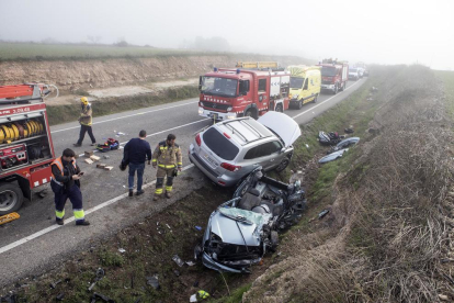 Vista de dos dels vehicles implicats ahir en una col·lisió a la carretera L-311 a la Prenyanosa.