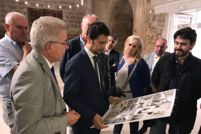 Calvet visitó la galardonada rehabilitación de la iglesia vieja de Vilanova de la Barca.