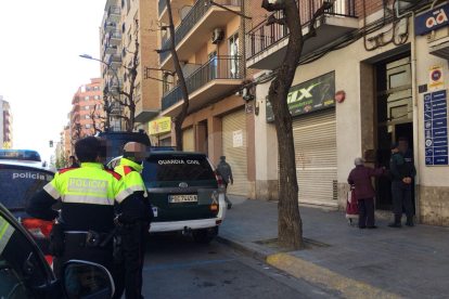 Mossos i Guàrdia Civil, davant del número 7 de l'avinguda de València.