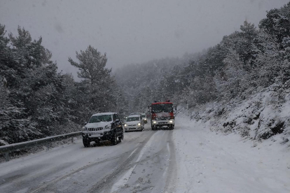 Un vehicle de Bombers a la carretera coberta de neu a Sant Llorenç de Morunys.