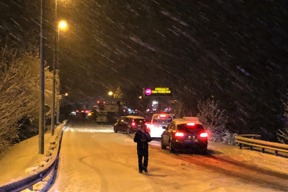 Un vehículo de Bomberos en la carretera cubierta de nieve en Sant Llorenç de Morunys.